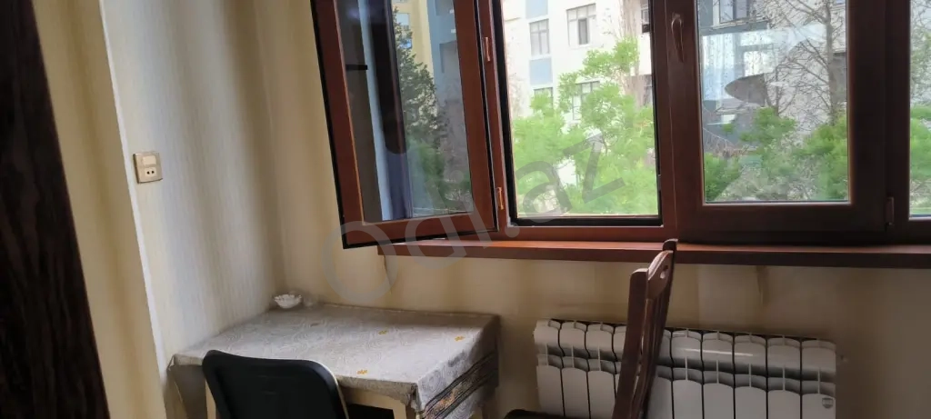 Memar Əcəmi metrosunun yani