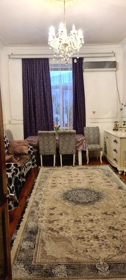 Tecili Mənzil Satılır Buzovnanın mərkəzində Saatlı binanın yanında 