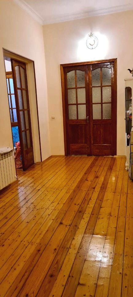 Tecili Mənzil Satılır Buzovnanın mərkəzində Saatlı binanın yanında 