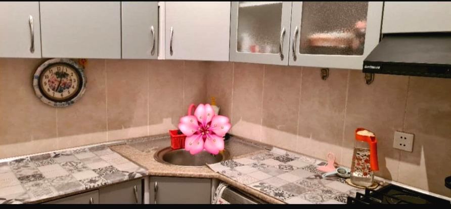 Tecili Mənzil Satılır Buzovnanın mərkəzində Saatlı binanın yanında 