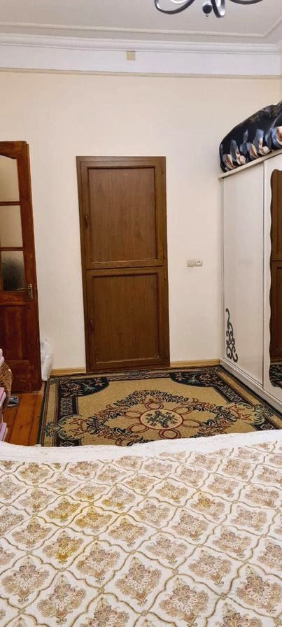 Tecili Mənzil Satılır Buzovnanın mərkəzində Saatlı binanın yanında 