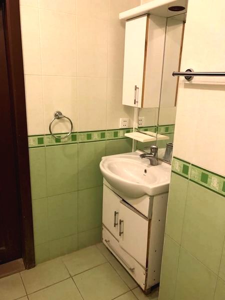 Yeni yasamalda Yeni tikili binada 1 nəfər işləyən xanım otaq yoldaşı axtarılır ev 3 otaqdır 