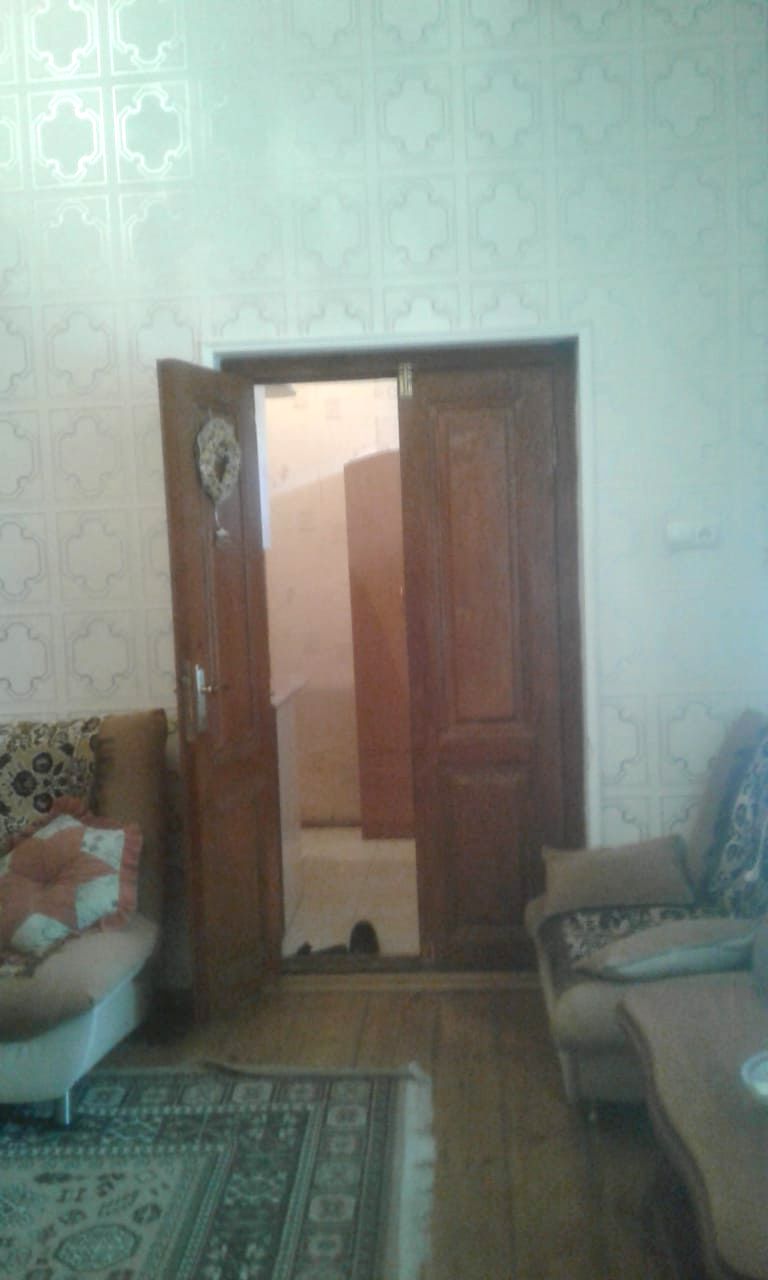 2 otaq, 3 mərtəbəli binanın 2ci mərtəbəsində , 50 m2, Port Bakunun yaxınlığında