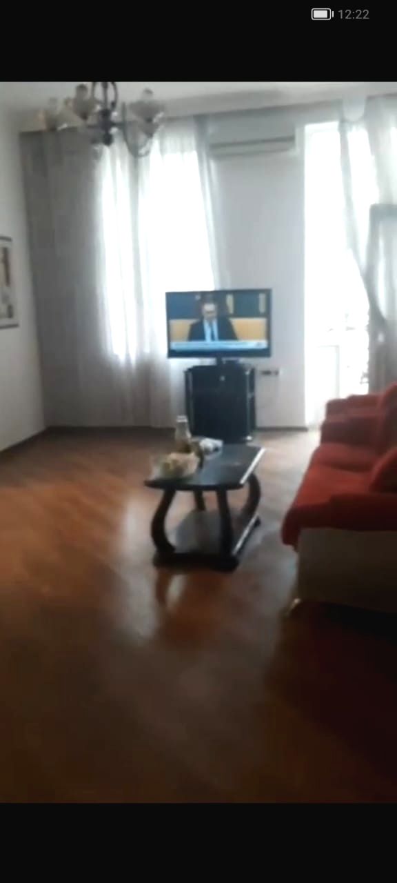 Şəhərin mərkəzində 2 otağlı ev  kirayə verilir
