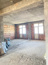 Ayna Sultanova heykəlinin arxasında, 183.2m2 yeni tikili