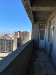 Ayna Sultanova heykəlinin arxasında, 183.2m2 yeni tikili