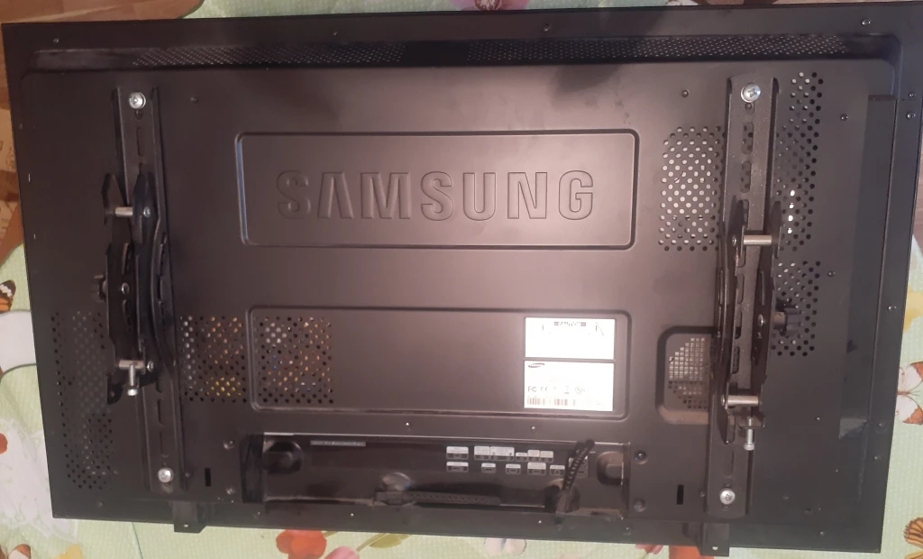 Samsung  Monitor    SMT-4023 tam HD Dioqnal 102 sm