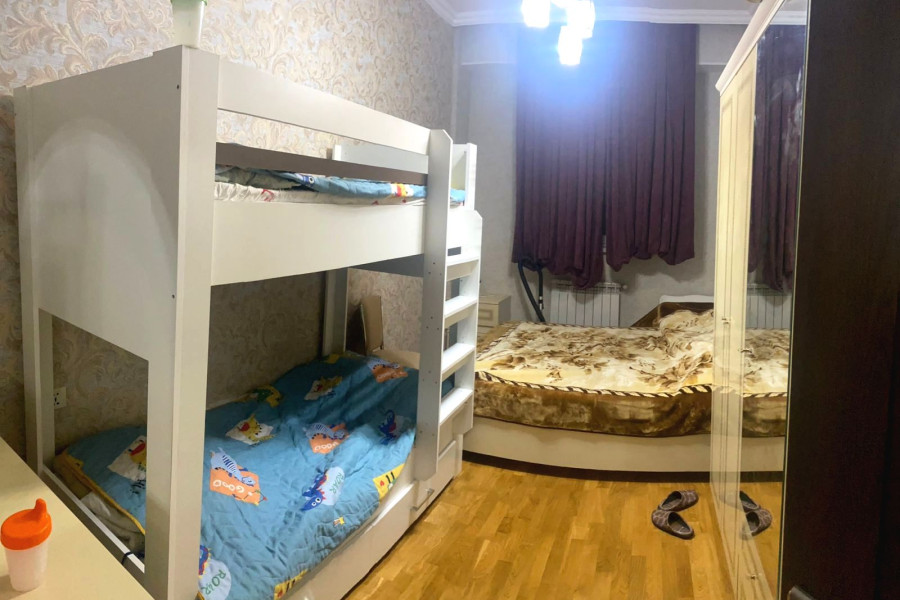 Kristal 1-də qanuni 2 otaqlı mənzil satılır.