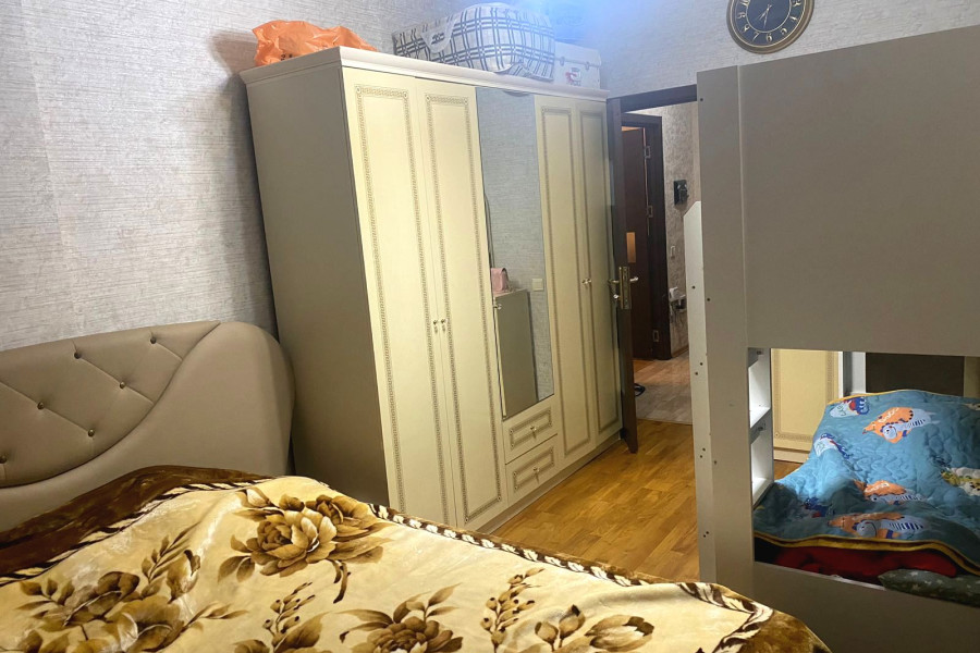 Kristal 1-də qanuni 2 otaqlı mənzil satılır.
